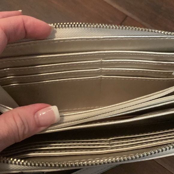 Guess cream wallet barely used - Picture 5 of 7